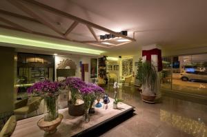 安塔利亚Nun By Laren Hotels的一间有一束植物和花的房间