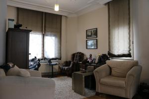 Karakusunlar KöyüBest Room in Town的带沙发和椅子的客厅以及窗户。