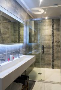 Abri Cosy - Suite Romantique的一间浴室