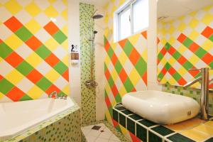 垦丁大街海洋之星的色彩缤纷的浴室设有浴缸和水槽。
