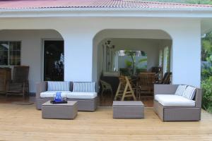 塔卡马卡Beach Kaz的一个带两张沙发和一张桌子的庭院和一间客厅