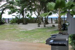塔卡马卡Beach Kaz的享有棕榈树海滩和围栏的景色