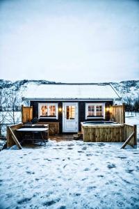 ÖlfusAkurgerði Guesthouse 2 - Country Life Style的前面的地面上积雪的房子