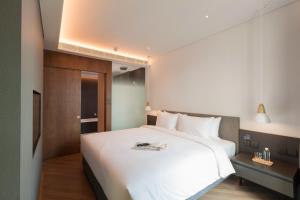 曼谷沃尔沃曼谷酒店的卧室配有一张白色大床