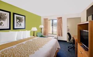 伊斯顿伊斯顿戴斯酒店的配有一张床和一台平面电视的酒店客房