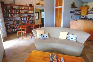 Colonia Puerto RealOreanda的客厅配有沙发和桌子