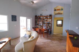 Colonia Puerto RealOreanda的带沙发的客厅和用餐室