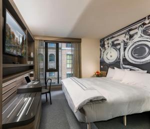 纽约卡内基酒店的一间卧室设有一张大床和一个大窗户