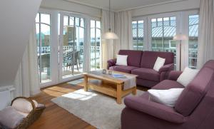 比苏姆Haus EbenEzer的客厅配有两张紫色沙发和一张茶几