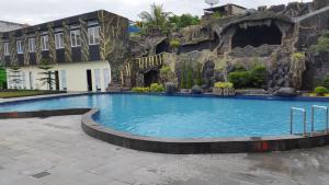 北干巴鲁安卡萨花园酒店的大楼前的大型游泳池