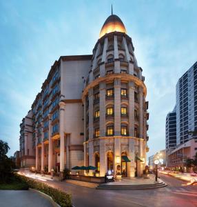曼谷曼谷戴维斯酒店的一座建筑的侧面有一个圆顶