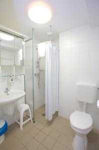 德布勒森Study K & M Hotel的浴室配有卫生间、盥洗盆和淋浴。
