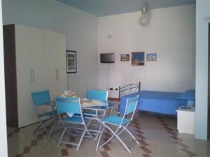 帕图Terra di Fuori的一间配备有蓝色桌子和椅子的用餐室