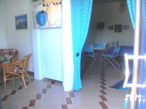 帕图Terra di Fuori的配有桌子和蓝色窗帘的房间