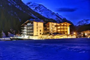 皮茨河谷圣莱昂哈德斯波特赛普尔维塔尔酒店的山中在雪中过夜的酒店