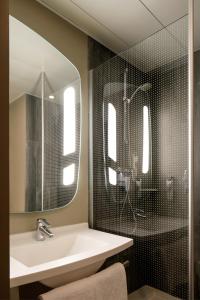 里斯本宜必思里斯本利贝尔达迪酒店的一间带水槽和镜子的浴室