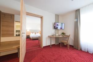 阿尔戈伊地区伊斯尼巴伦餐厅酒店的酒店客房设有一张桌子和一张床