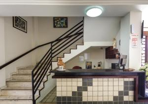 若昂佩索阿Hotel Brisa do Mar Tambaú的房屋内的楼梯,铺有瓷砖地板