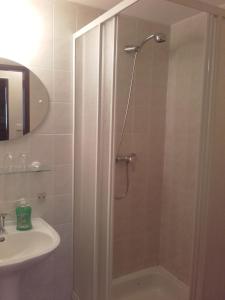 哈拉霍夫Hotel Anna的带淋浴和盥洗盆的浴室