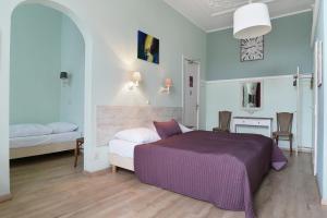 斯海弗宁恩开罗里酒店的一间卧室配有一张紫色的床和一张桌子及椅子