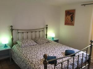 Uxeau托里尔乡村公寓的一间卧室配有一张床和两张台灯。