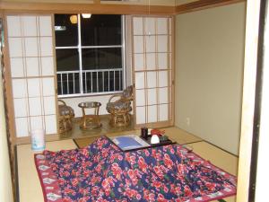 野沢卡多瓦几馆酒店的一张桌子和一张毯子,放在房间里