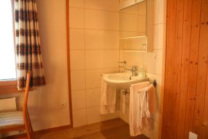 Ebnat索玛特贝格旅馆及健康中心的一间带水槽和镜子的小浴室
