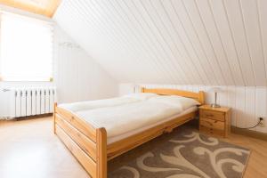 耶拿Apartments Ilmtal-Jena的一间卧室设有一张木床和一个窗户。