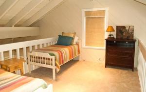 太阳谷Snowcreek - 1503的一间卧室配有一张床、一个梳妆台和一扇窗户。