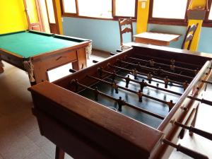 马拉塔伊济斯波尔塔巴拉旅馆的一组台球桌