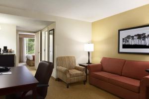 哥伦比亚卡尔森乡村酒店和套房，哈比森哥伦比亚，SC的酒店客房配有沙发、桌子和椅子