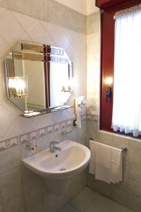 泰尔莫利Pensione Al Pescatore的浴室配有盥洗盆、镜子和毛巾