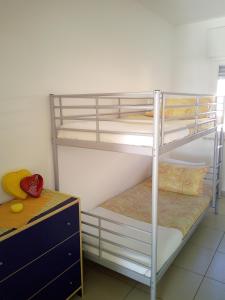 丽都玛里尼Residence Sabbiachiara的双层床间 - 带两张双层床和梳妆台
