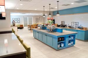 刘易斯堡雷迪森勒维斯堡PA套房旅馆的一间设有蓝色橱柜和桌子的大型自助餐厅
