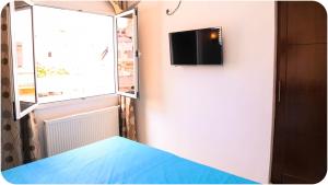 突尼斯梅彻珀勒酒店的一间卧室配有一张床,墙上配有电视