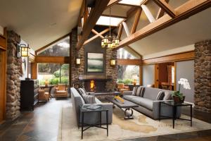 博德加湾The Lodge at Bodega Bay的带沙发和壁炉的客厅