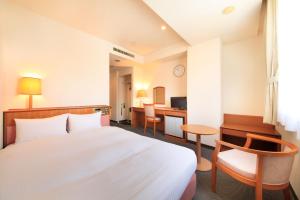仙台格林斯莱克酒店的配有一张床和一张书桌的酒店客房