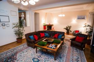 阿拉木图Interhouse Almaty的带沙发和咖啡桌的客厅