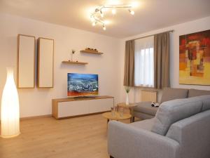 卡普伦Apartments Obernosterer - Großglockner的客厅配有沙发和桌子