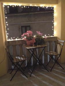 加维艾比柯寇住宿加早餐旅馆的墙上挂着鲜花和灯的桌子