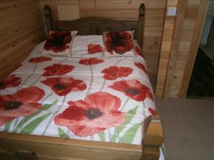 Long Mountain Centre Log Cabins客房内的一张或多张床位