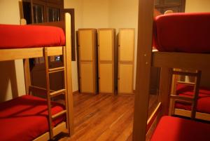 阿雷基帕阿雷基帕旅馆的带几张双层床和走廊的客房