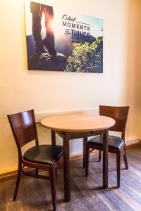 慕尼黑慕尼黑欧洲青年旅馆的一张桌子和两张椅子,一张桌子和一张图片