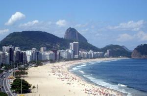 里约热内卢里约公园公寓的一片人满为患的海滩和海洋