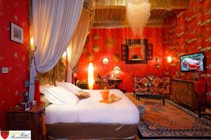 卡斯特尔Hôtel Renaissance的一间卧室设有一张大床和红色的墙壁