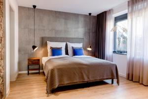 科尔申布罗赫Gasthaus Stappen的一间卧室配有一张带蓝色枕头的大床