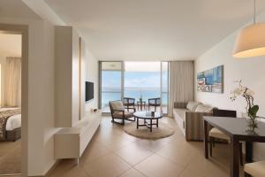 Ramada Hotel & Suites by Wyndham Netanya的休息区