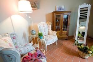 SantʼElleroAgriturismo Petrognano的客厅配有两把椅子和一张桌子
