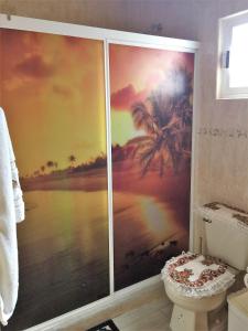 锡瓦塔塔内霍Casa de la Tortuga的浴室拥有海滩和棕榈树的壁画