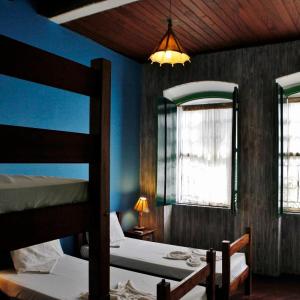 萨尔瓦多Hostel Galeria 13的一间卧室设有两张双层床和蓝色的墙壁